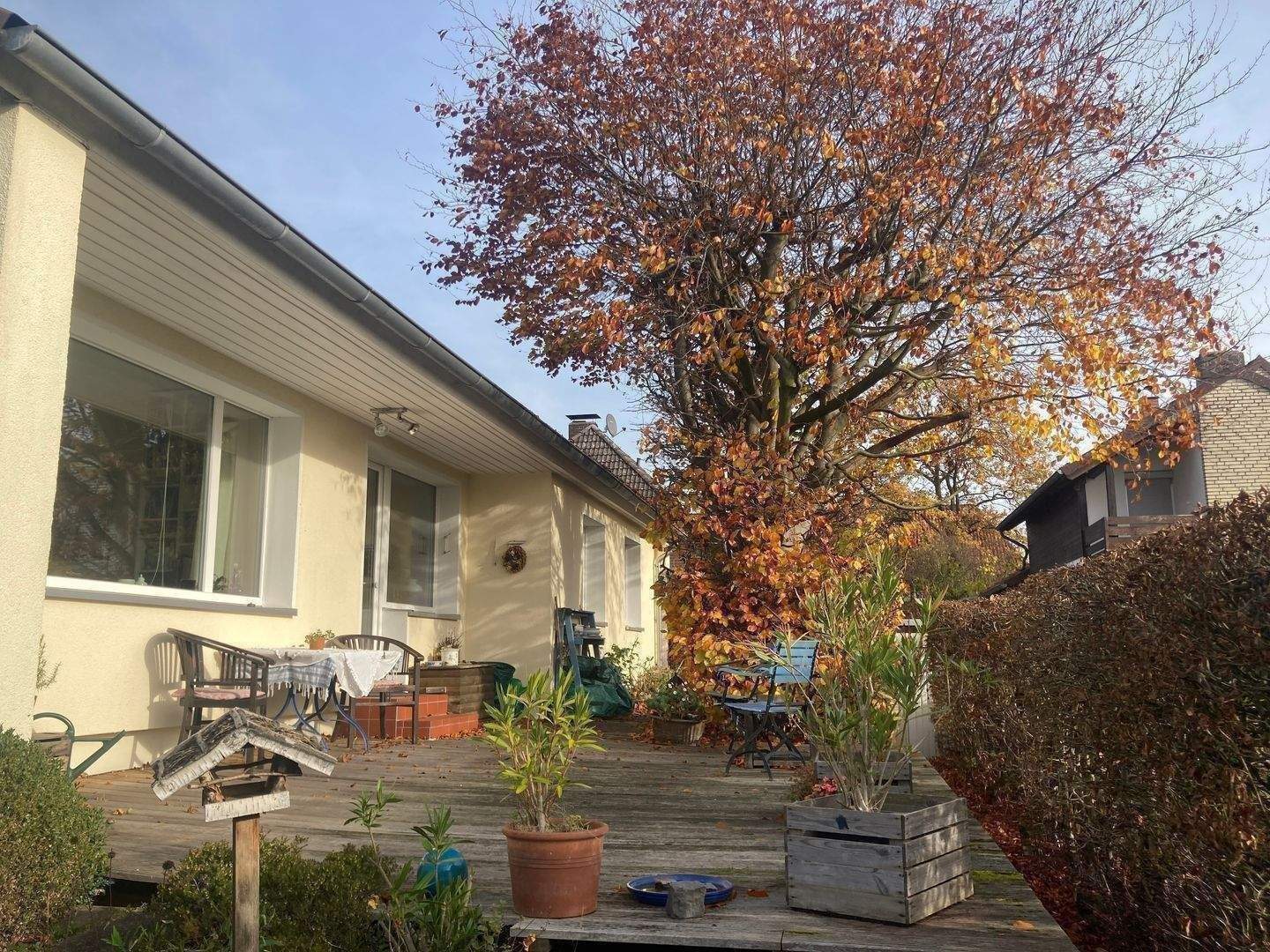 ISERNHAGEN KB: Freistehender Bungalow in bester Lage mit Souterrain – Isernhagen – Bild 1 von 9