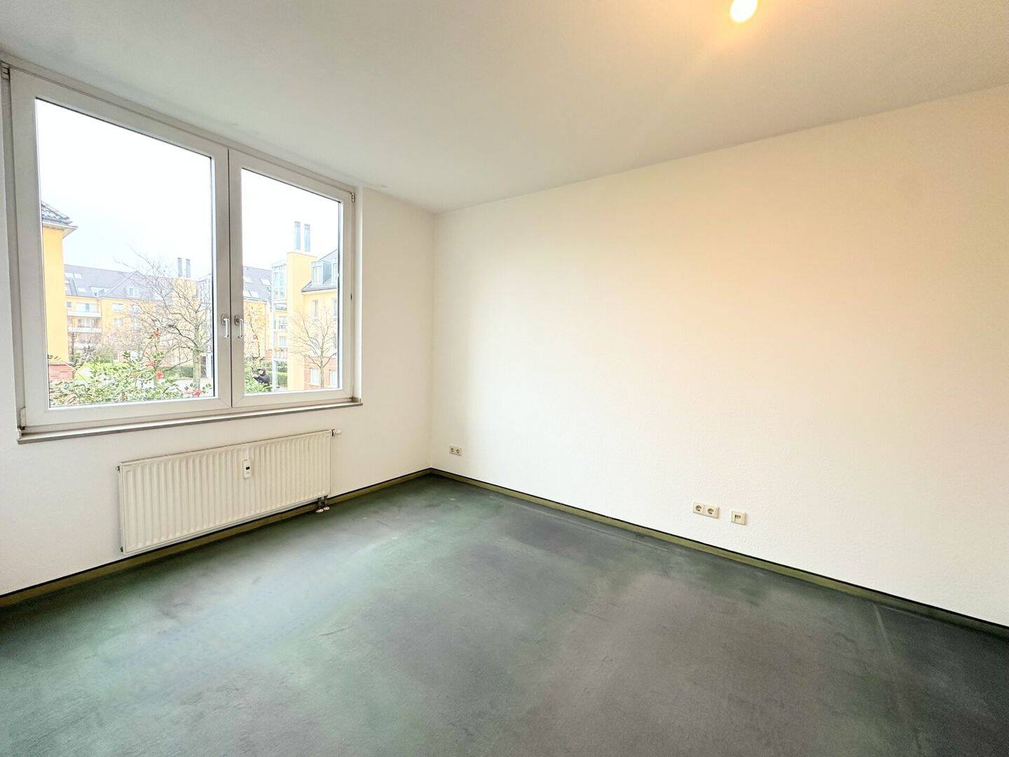 Leerstehende 2-Zimmer-Wohnung mit Sonnenbalkon und TG-Stellplatz in Rheinlage auf Erbbaugrundstück – Düsseldorf – Vorschaubild 8