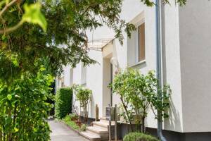 GELEGENHEIT: MFH-DHH mit 3 WE & kleiner Garten in familienfreundlicher Lage von Zuffenhausen! – 70435 Stuttgart – Vorschaubild 2