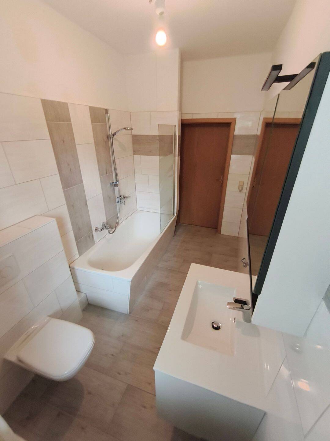 Hochwertig renovierte 1-Raum-Wohnung mit Balkon und neuer Einbauküche