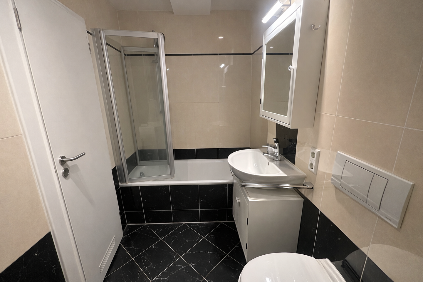 Dachgeschoss mit Charakter: 2-Zimmer-Wohnung mit Aufzug und Carport-Stellplatz in Dresden-Pieschen – Dresden – Vorschaubild 7