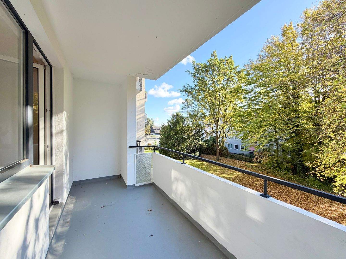 Helle + großzügige 2-Zimmer-Wohnung mit sonnigem Balkon in ruhiger & zentrumsnaher Lage – Hannover – Bild 1 von 9