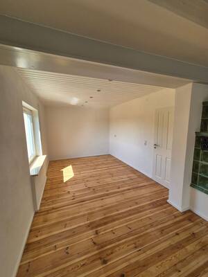 Helle 3-Zimmer-Wohnung mit 30m² Wintergarten, Kachelofen, großem Garten, Garage und Werkstattraum in Schwanstetten – 90596 Schwanstetten – Vorschaubild 2