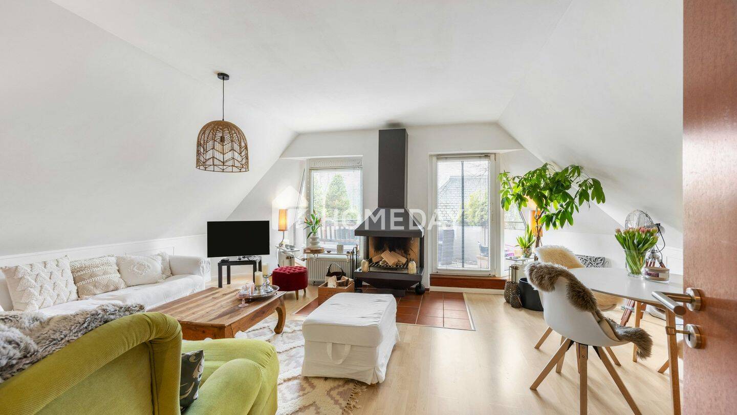Kapitalanlage mit Ausblick: 2-Zimmer-Dachgeschosswohnung mit Südwest-Balkon und TG-Stellplatz