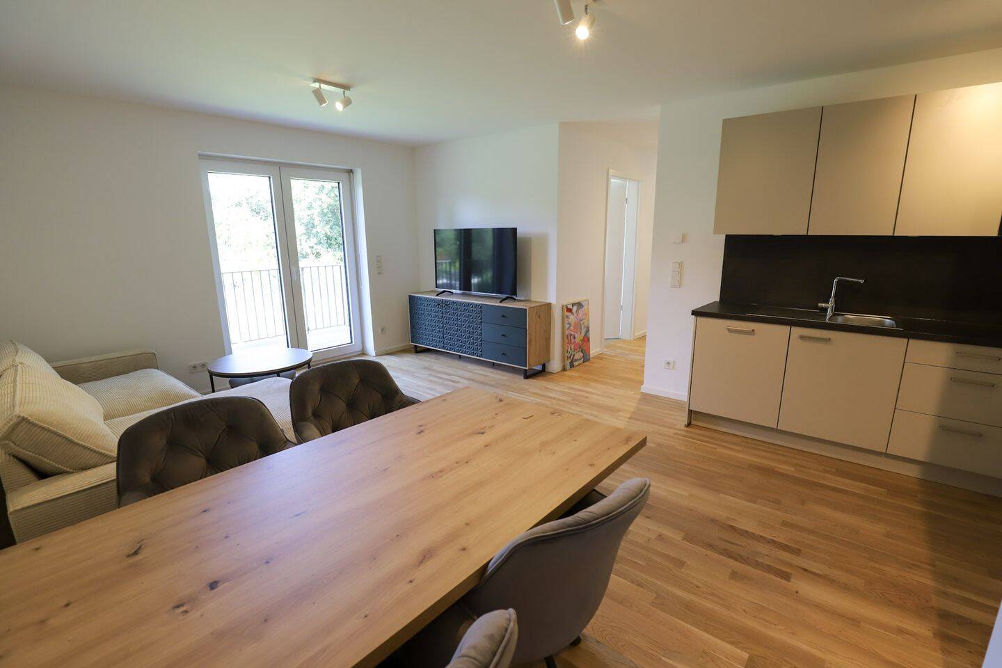 ** Feldrandlage** Vollmöblierte 3-Zimmer-Wohnung mit Einbauküche und Balkon – Darmstadt – Vorschaubild 4
