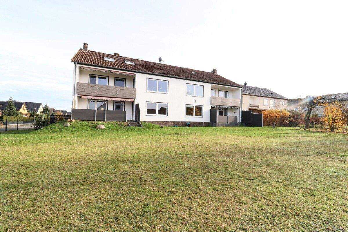 TOP ! Schöne ETW im Erdgeschoss in 4-FH mit neuwertiger Küche, großer Terrasse, Balkon, Garten und Keller – Wolfsburg – Bild 1 von 9