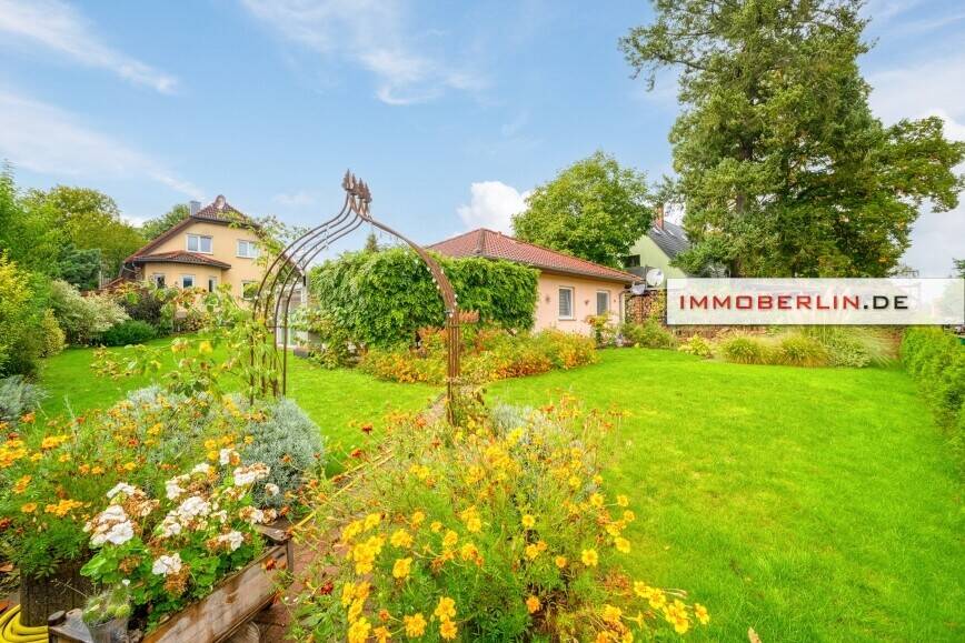 IMMOBERLIN.DE - Entzückender Bungalow mit Gartenidylle & Wintergarten im Berliner Speckgürtel – Blankenfelde-Mahlow – Bild 1 von 9