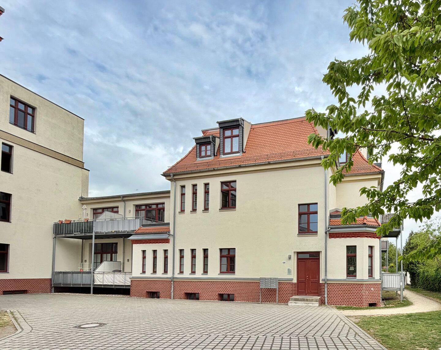 Markante 2,5-Zimmer-Wohnung mit Balkon, Einbauküche und Stellplatz in ruhiger Lage