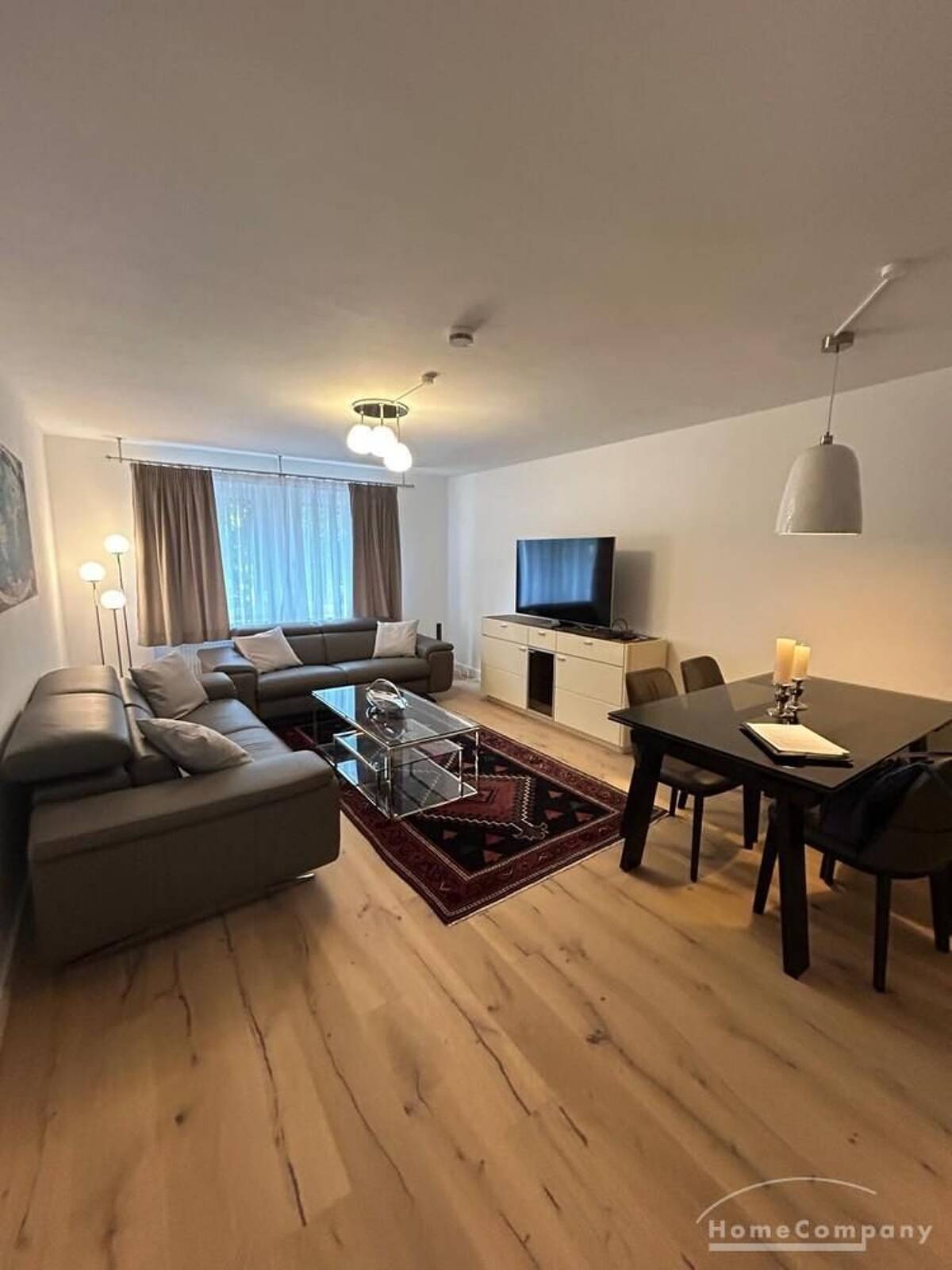 Modern möblierte 2-Zimmer-Wohnung mit Stellplatz in Neuhausen – 80634 München – Bild 1 von 8