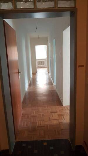 Modernisierte 4-Zimmer-Wohnung mit 2 Balkonen und Parkett in begehrter Lage von Frankfurt-Ginnheim – 60431 Frankfurt am Main – Vorschaubild 4