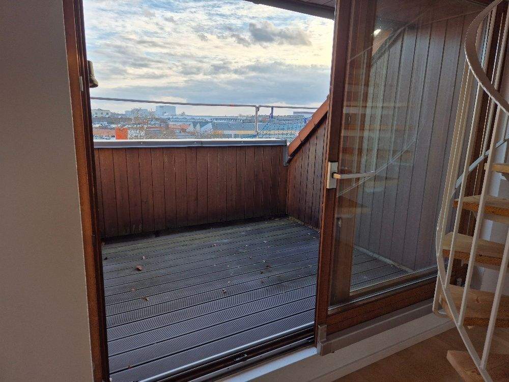 Nürnberg Hummelstein: helle Maisonette Wohnung mit Galerie Ebene; Dachloggia; Einbauküche; Tageslichtbad; WG-geeignet; zum 01.04.2026 verfügbar – Nürnberg – Vorschaubild 2