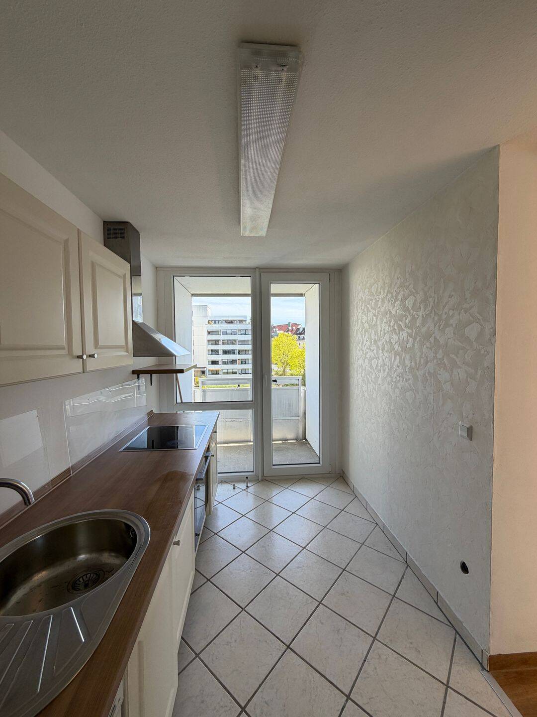 Stilvolle 2-Zimmer-Wohnung mit Balkon und Einbauküche in Nürnberg – Nürnberg – Vorschaubild 8