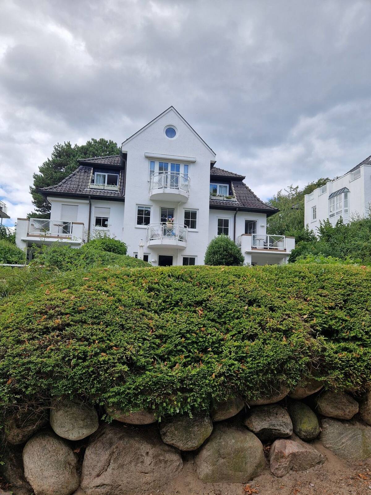 Traumwohnung mit Meerblick u. parkähnlicher Gartenanlage in Sackgasse – 23570 Lübeck – Bild 1 von 9