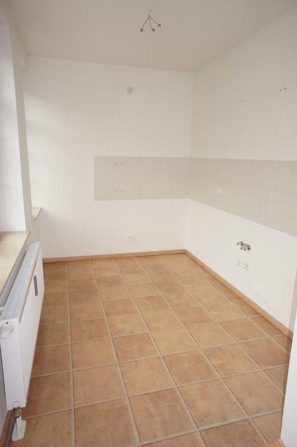 1. OG mit Laminat - Bad mit Wanne und offener Küche ! – Chemnitz – Vorschaubild 6