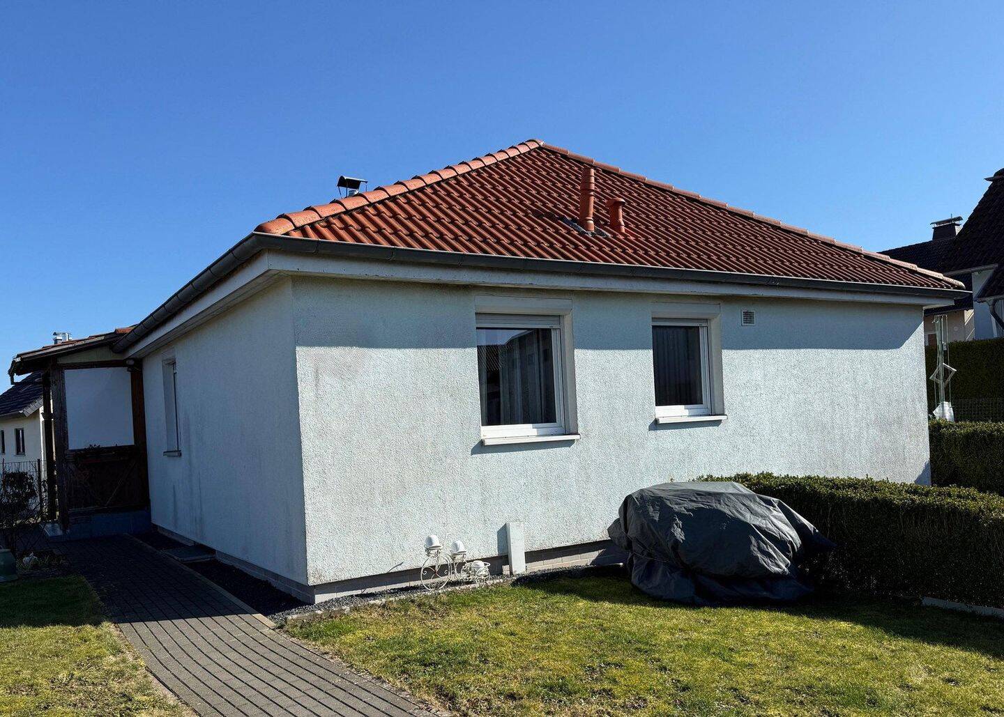 Modernes Wohnen auf einer Ebene: lichtdurchfluteter Bungalow auf sonnigem Eckgrundstück! – Flieden – Bild 1 von 9