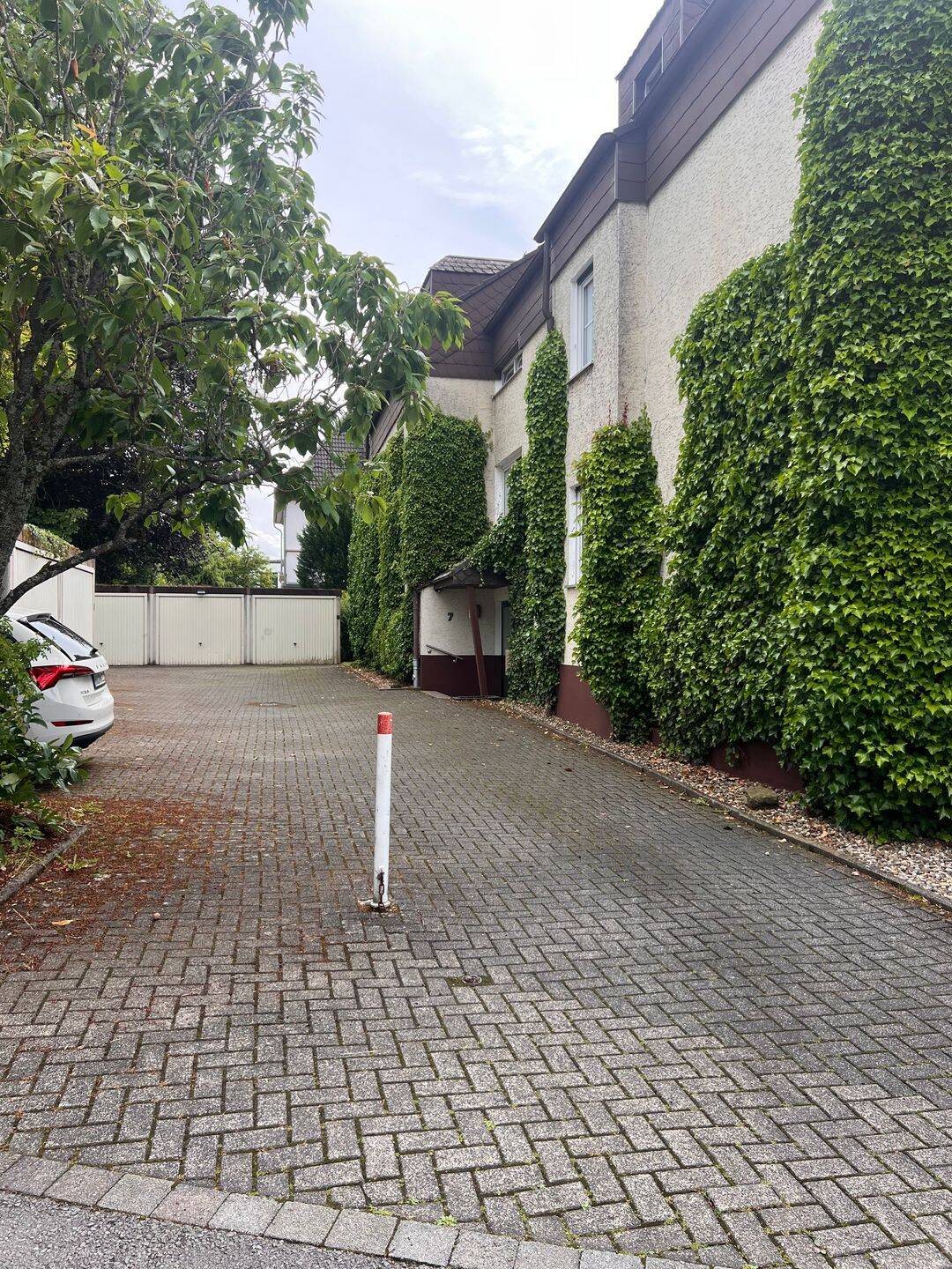 3 Zi- ETW, 93 qm Wfl., sehr ruhige Lage, großer Südbalkon, mit Stellplatz und hochw. Einbauküche – Lüdenscheid – Vorschaubild 3