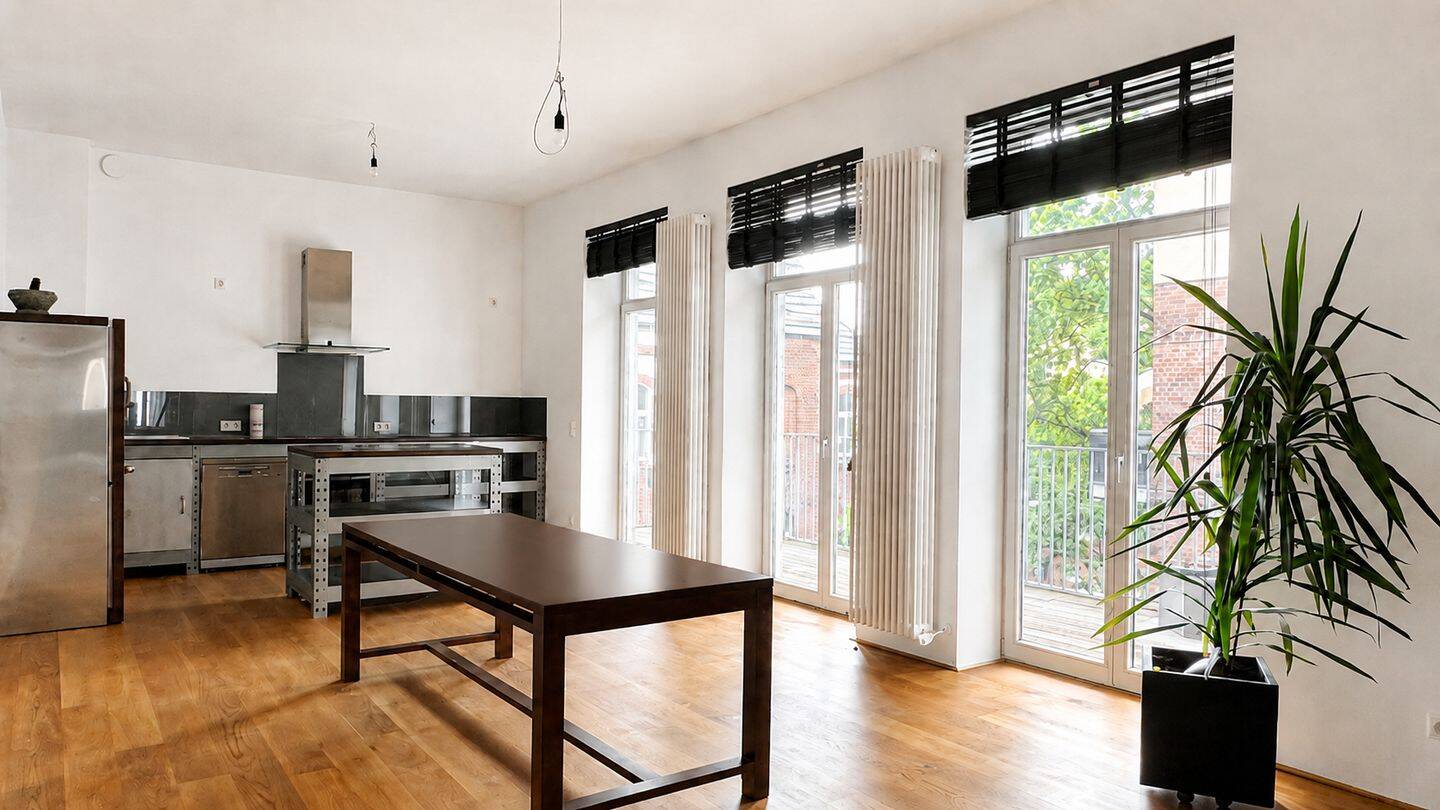 Traumhafte, sanierte Vierzimmer-Altbauwohnung mit großer Balkonterrasse – Düsseldorf – Vorschaubild 2