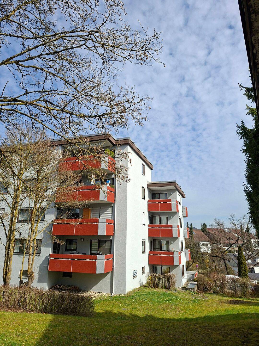 Kapitalanlage: Gepflegte 4,5-Zimmer-Wohnung mit zwei Balkonen und Garagenstellplatz