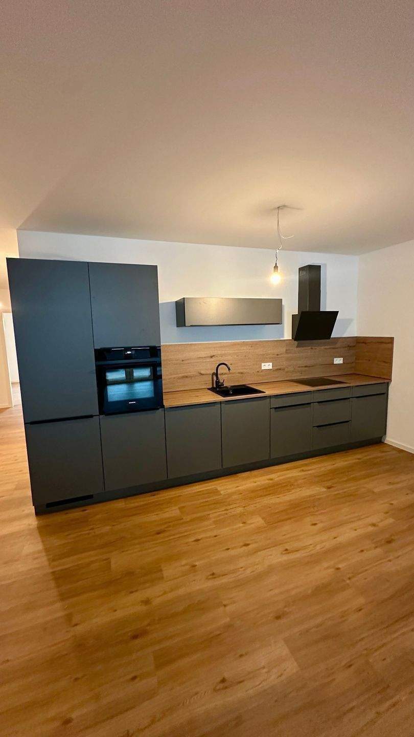 Modernes Wohnen im Erstbezug: 3 Zimmer, Einbauküche, eigener Garten und Tiefgaragenstellplatz – Frankfurt am Main – Vorschaubild 5