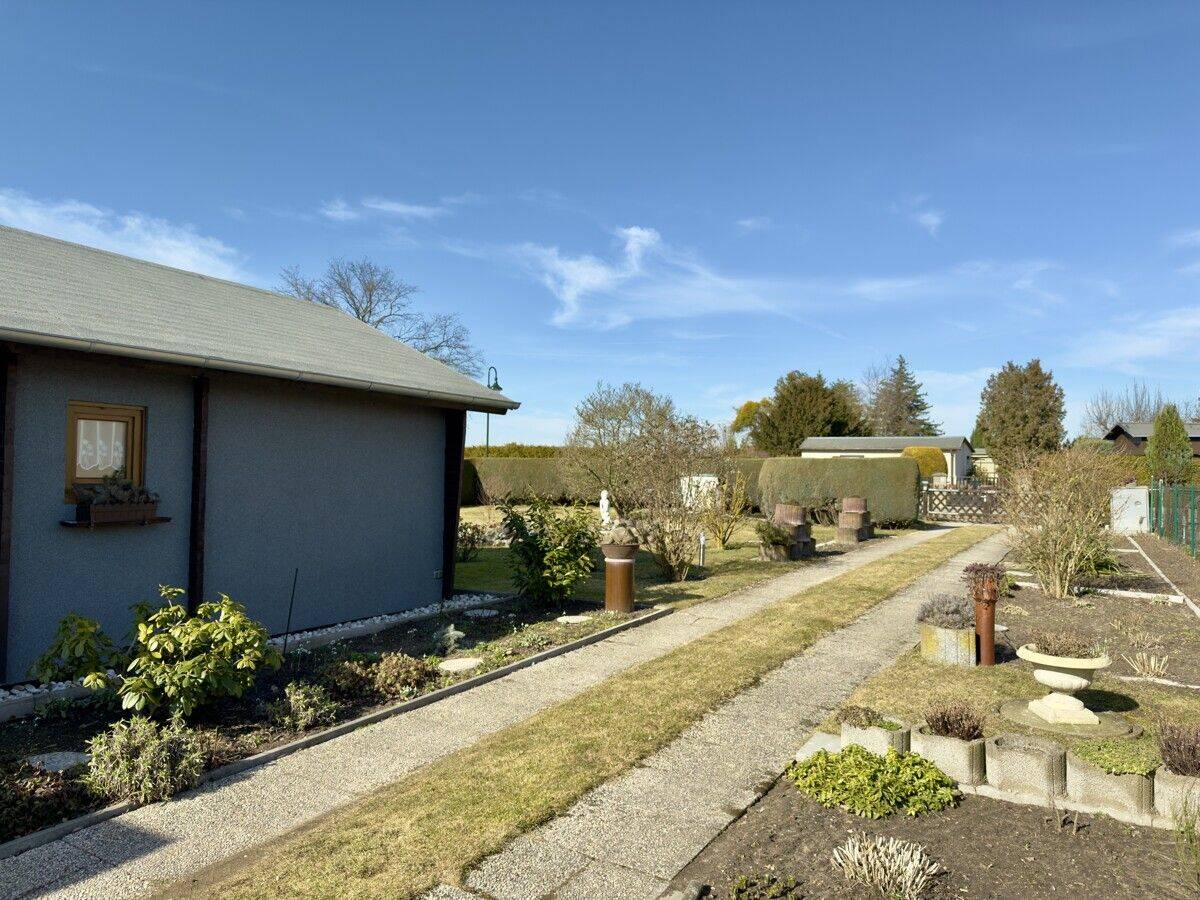 PROVISIONSFREI | Blockbohlenhaus auf über 1.000 qm: ebenerdiger Bungalow mit Garage und Gartenhaus – Bernau – Bild 1 von 9