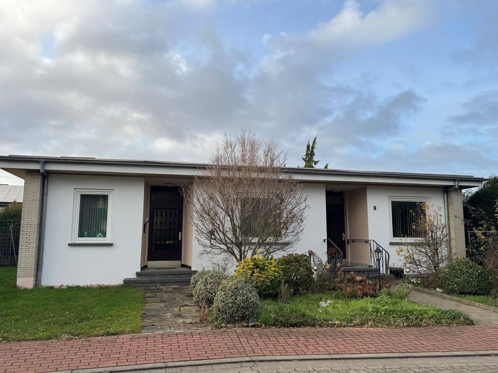Ihr neues IMMOBILIEN QUARTIER: Imposanter Bungalow mit viel Potenzial in Bad Nenndorf – Bad Nenndorf – Bild 1 von 9