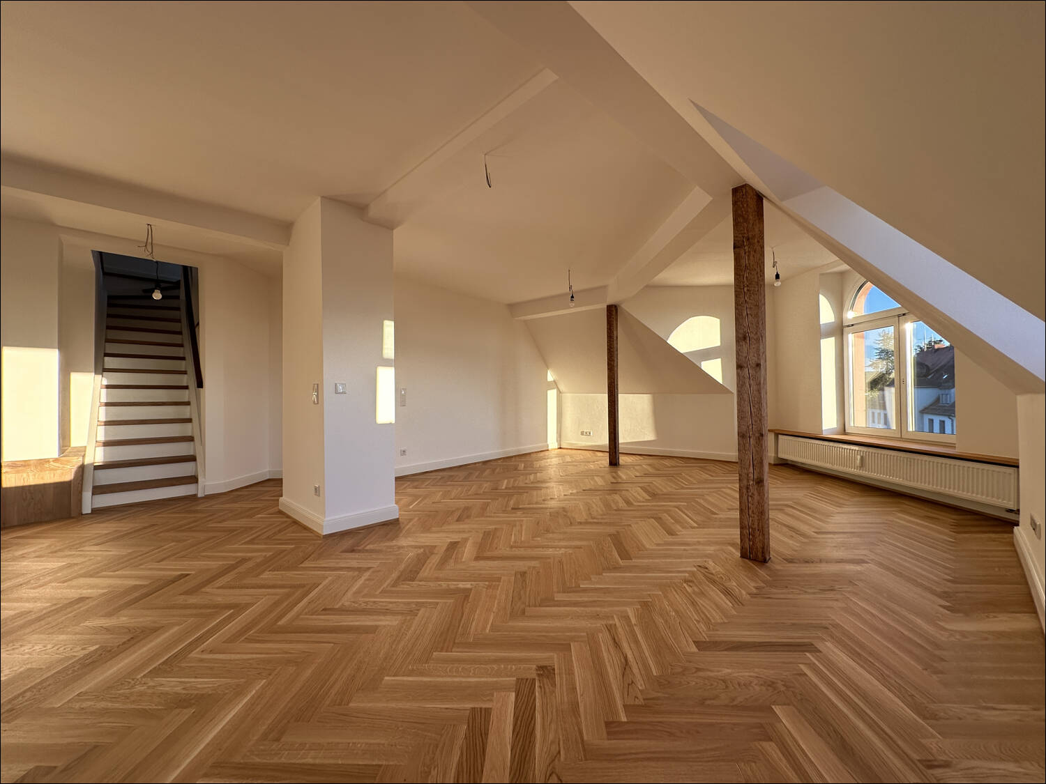 Modernisierte Altbauwohnung in direkter Mainnähe:exklusives Wohnen über zwei Etagen mit Dachterras