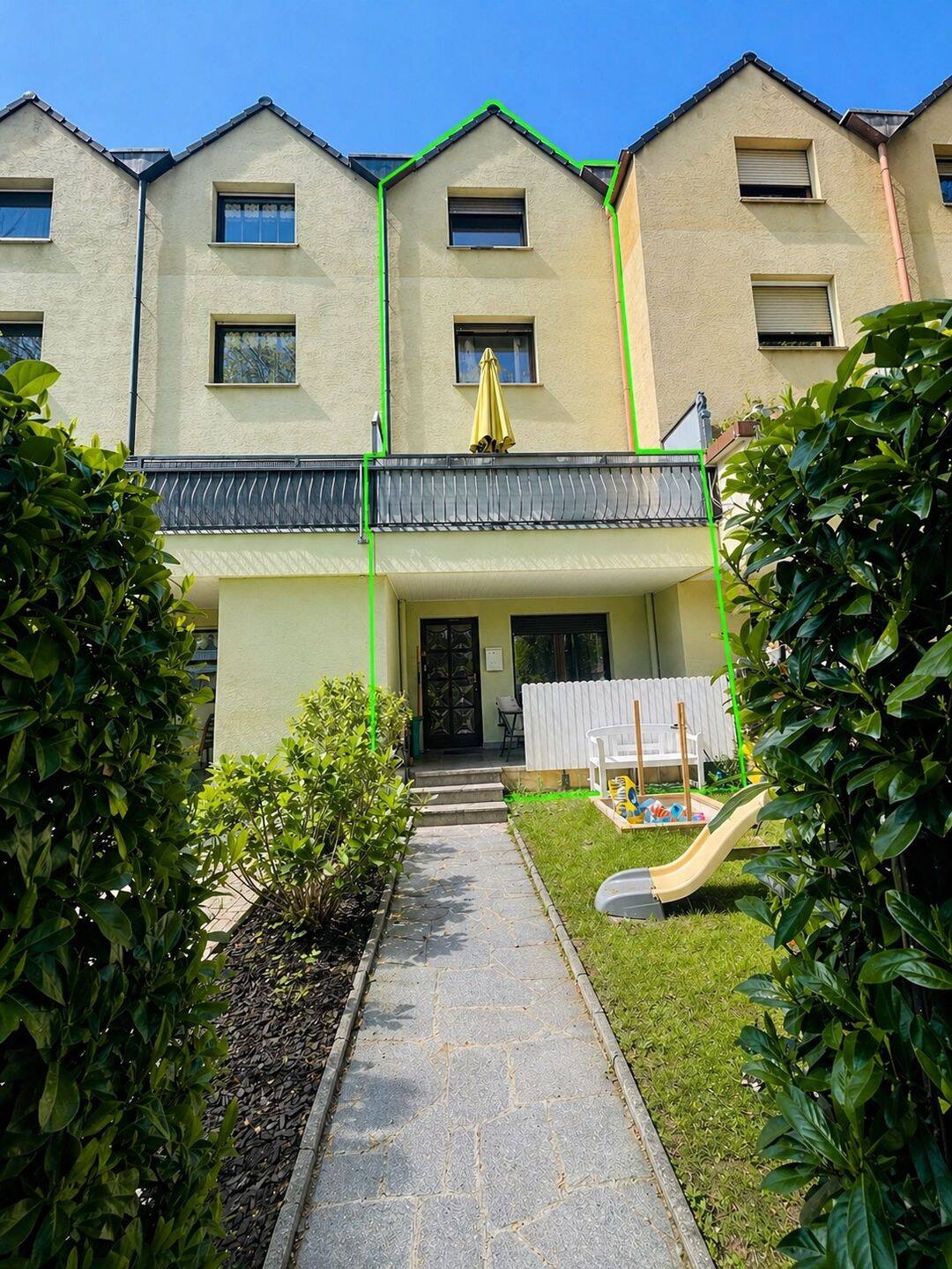 Modernisiertes Reihenmittelhaus mit Balkon, Terrasse & Außenstellplatz in Gelsenkirchen – Gelsenkirchen – Vorschaubild 2