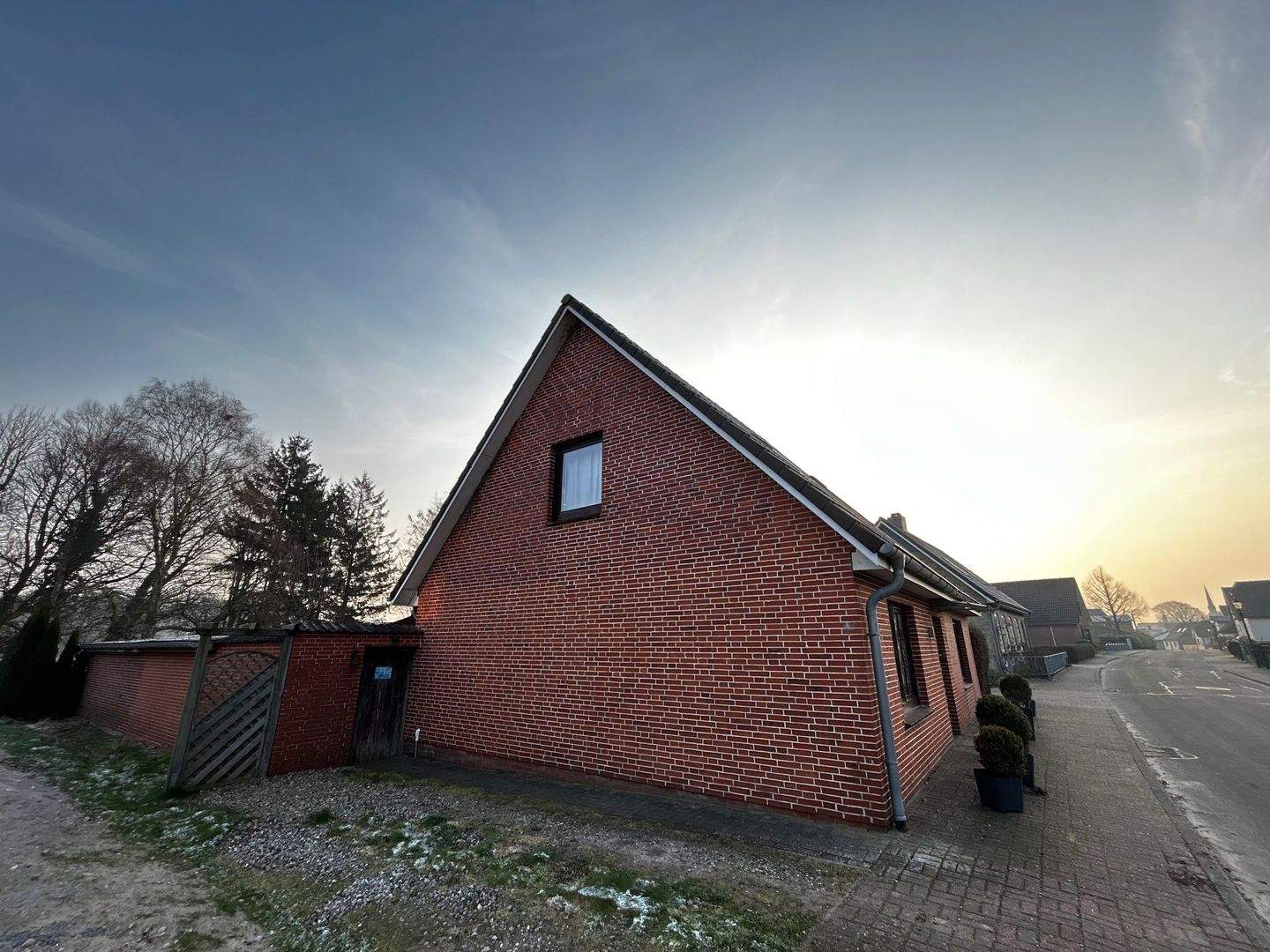 Preisreduzierung! Schönes Einfamilienhaus mit großem Grundstück, 2 Auffahrten, 2 Bädern und freier Sicht- ideal für Familien und Tierfreunde – Hennstedt – Vorschaubild 3