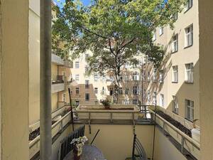 Voll möblierte 2-Zimmer-Altbauwohnung mit Balkon und Wirtschaftsraum – 10585 Berlin – Vorschaubild 5