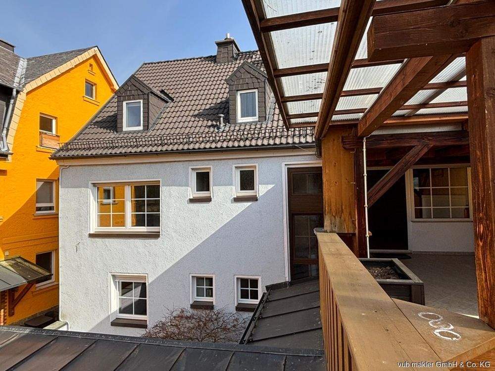 Reihenmittelhaus in zentraler Lage von Naila bietet ein großzügiges Zuhause – Naila – Vorschaubild 2