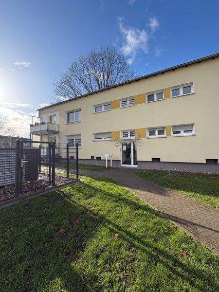 Überzeugen Sie sich selbst: Schöne renovierte 2-Raum Wohnung mit Tageslichtbad + Balkon!