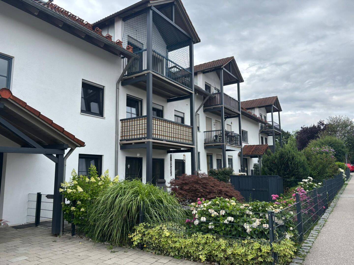 Renovierte 2-Zimmer-Wohnung mit eigenem Garten, neuer EBK und Tiefgaragenstellplatz