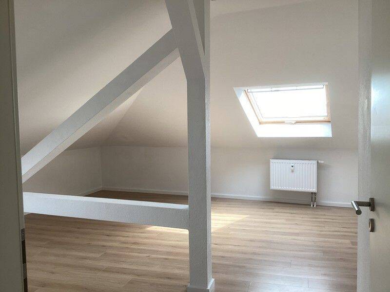 Großzügige Dachgeschoßwohnung mit Einbauküche! – Leipzig – Vorschaubild 2