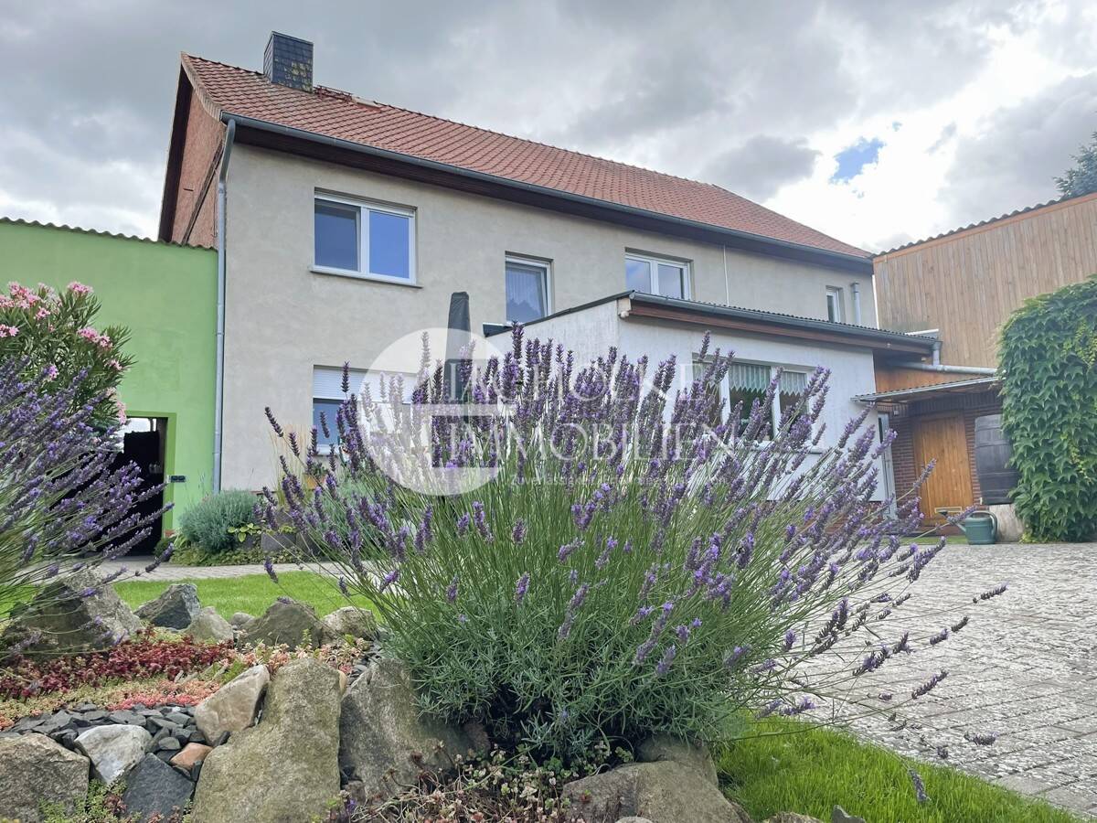 Gepflegtes Zweifamilienhaus mit Nebengebäude im Raum Salzwedel – Salzwedel – Bild 1 von 9