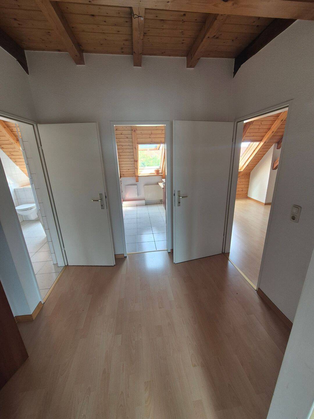 Lichtdurchflutete 3-Raum-Maisonette-Dachgeschosswohnung mit kompletter Einbauküche-Badezimmer mit Fenster und Badewanne – Erfurt – Vorschaubild 4