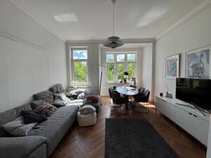 "Altbauklassiker in Bestlage der Südstadt - 105 m², Fischgrätparkett, Terrazzoboden und zwei Balkone mit Grünblick"
