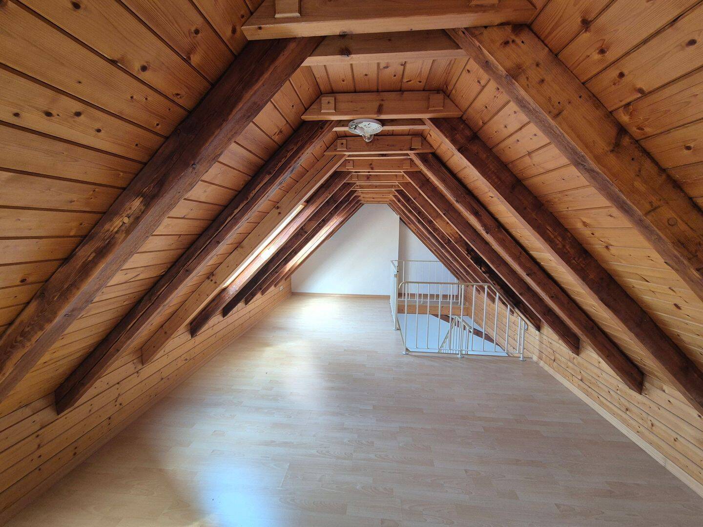 Lichtdurchflutete 3-Raum-Maisonette-Dachgeschosswohnung mit kompletter Einbauküche-Badezimmer mit Fenster und Badewanne – Erfurt – Vorschaubild 3