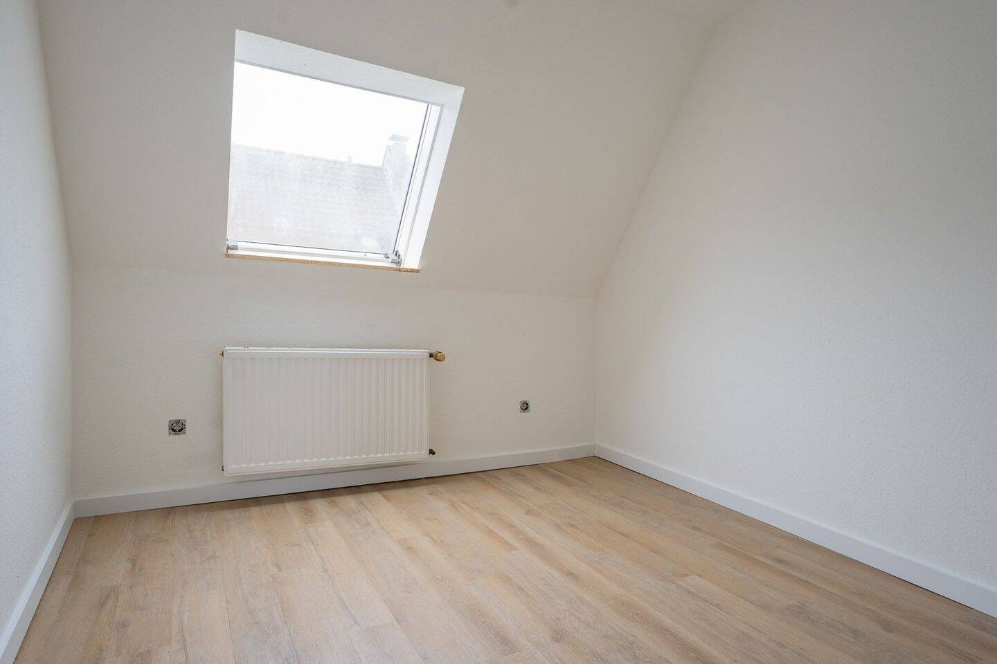 Frisch renovierte 4-Zimmer-Dachgeschosswohnung (69 m²) in Uerdingens Fußgängerzone – Krefeld – Vorschaubild 4