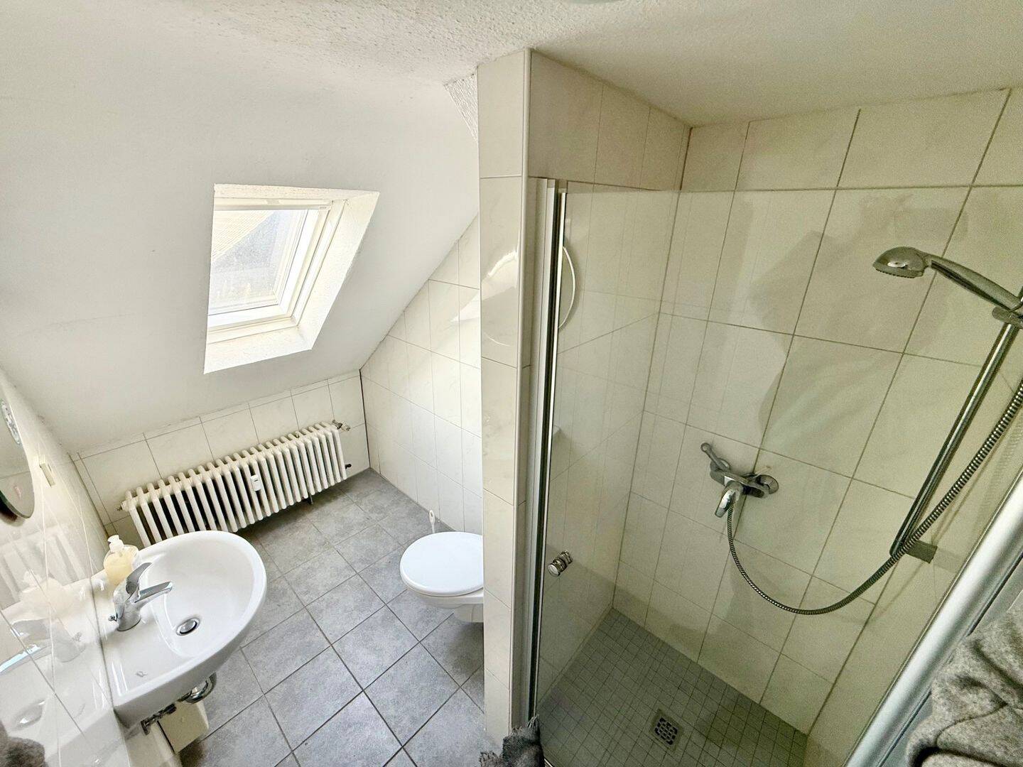 Nette Dachgeschosswohnung in ruhigem 4-Familienhaus – Saarbrücken – Vorschaubild 2