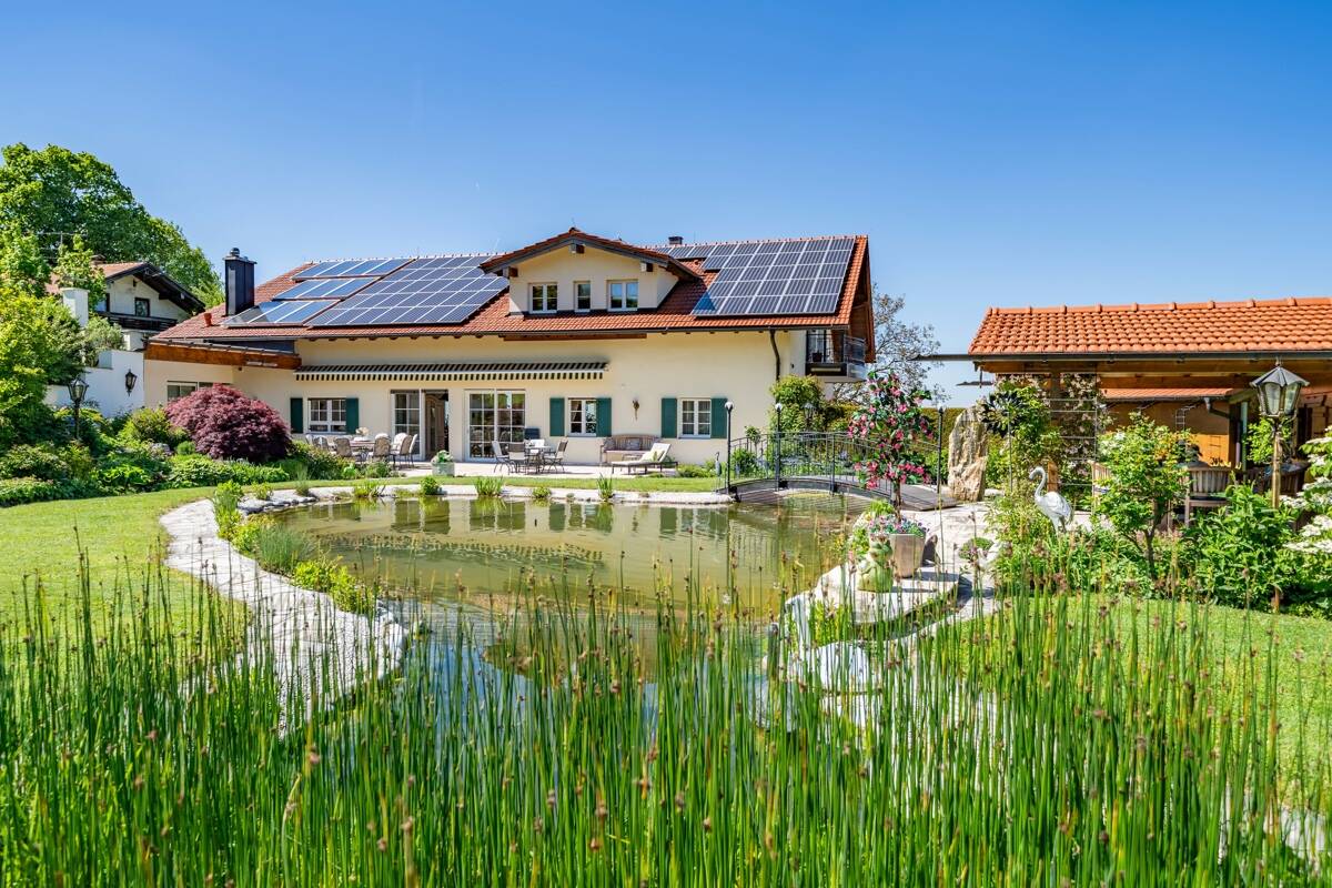 Klassische Eleganz: Großzügige Residenz mit Schwimmbad und Panoramablick – Samerberg – Bild 1 von 9