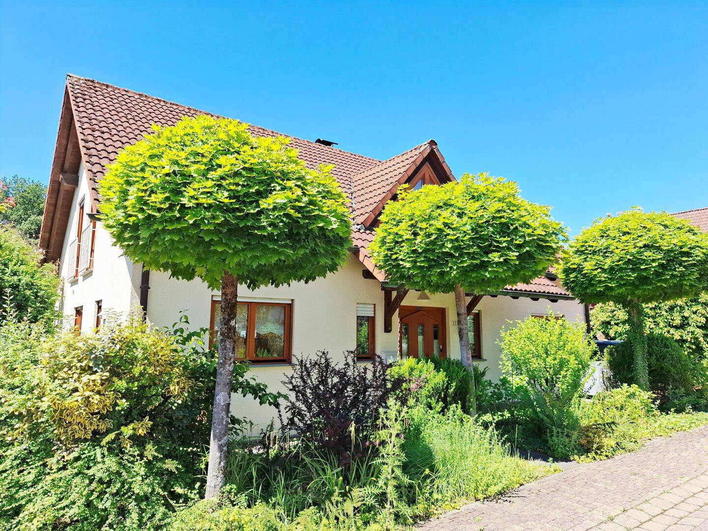 Gepflegtes Einfamilienhaus mit neuer Wärmepumpe, Fußbodenheizung und Traumgarten in Mettlach