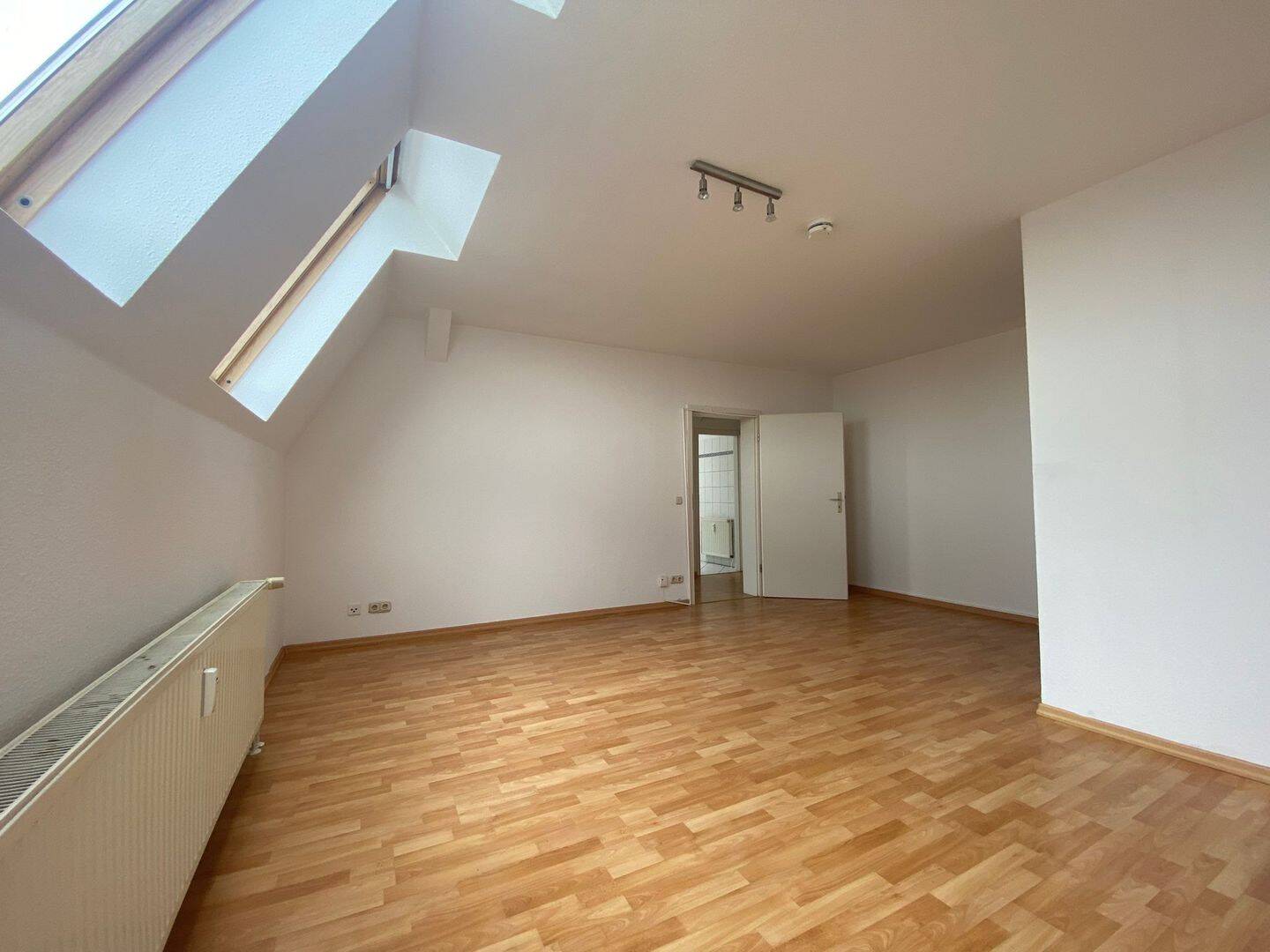 Balkon, Einbauküche und Tageslichtbad mit Wanne – Magdeburg – Vorschaubild 5