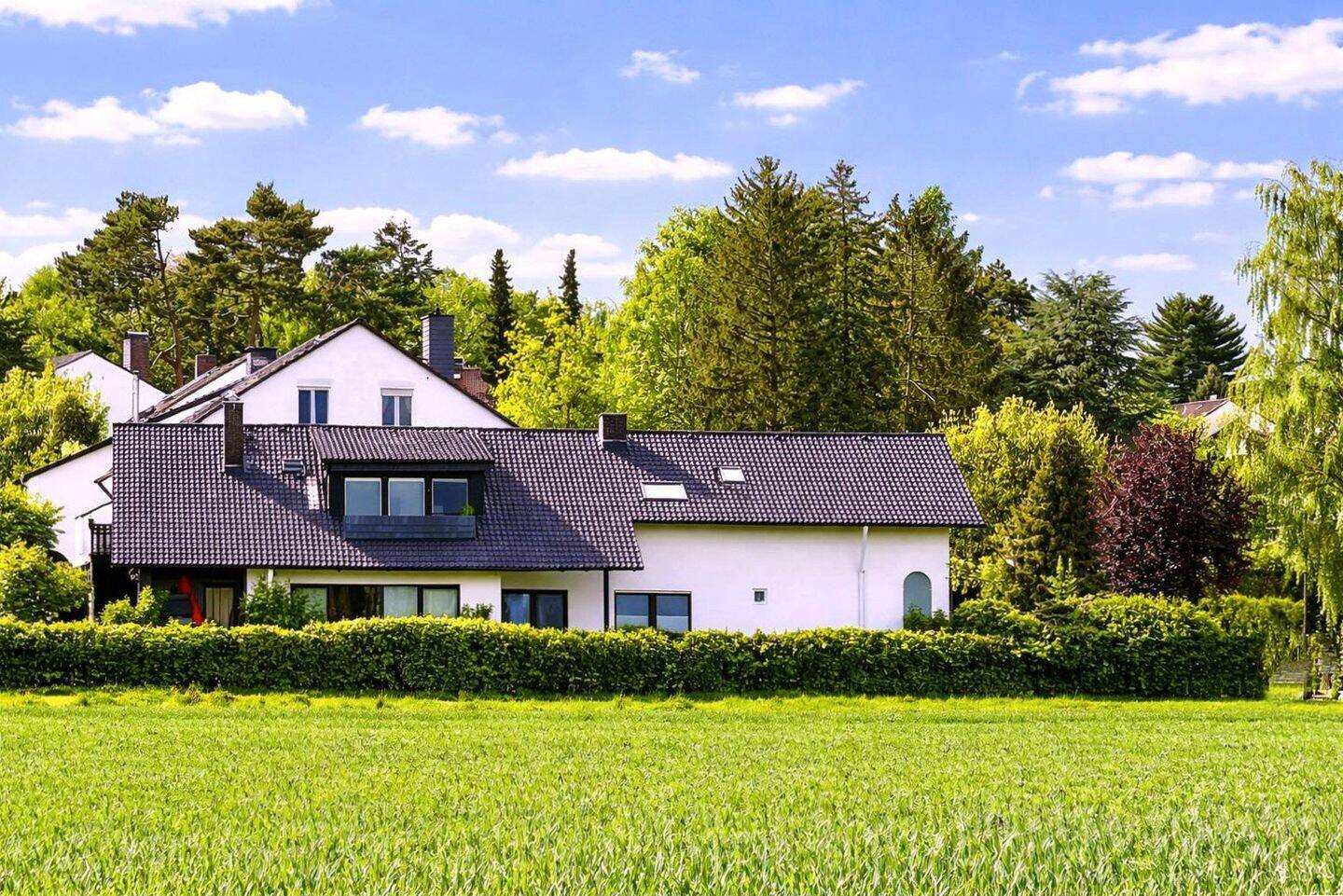 Schönes Haus in exklusiver Feldrandlage mit attraktiven Mieteinnahmen - PROVISIONSFREI ! – Dietzenbach – Bild 1 von 9