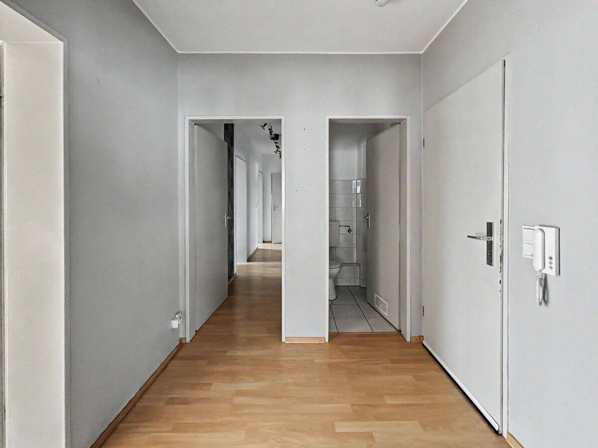 Viel Platz für die Familie: Helle 4-Zimmer-Wohnung mit Balkon und Garage in Leverkusen-Opladen! – Leverkusen – Vorschaubild 2