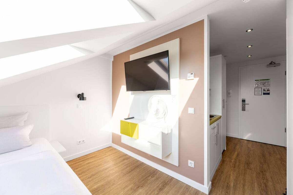 HEGERICH: Modernes Apartment mit attraktiven Mieteinnahmen am Golfplatz Fürth – 90768 Fürth – Bild 1 von 9