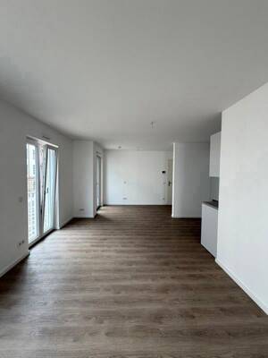 Lichtdurchflutete 2-Raum-Wohnung mit Einbauküche und Balkon – 1067 Dresden – Vorschaubild 3