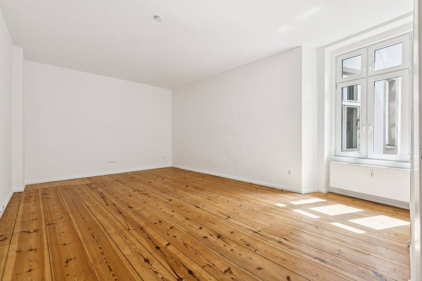 Bezugsfreie und modernisierte Altbauwohnung mit Aufzug in begehrter Friedrichshainer Lage – Berlin – Vorschaubild 3
