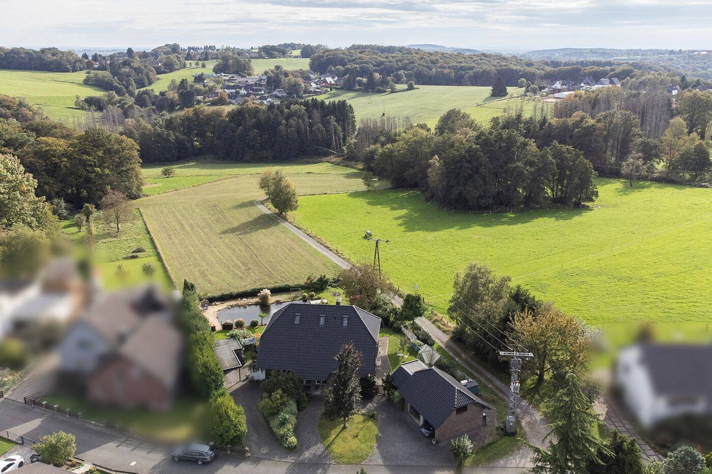 Exklusives Landhausambiente - freistehendes Anwesen in Feldrandlage mit Naturteich – Bergisch Gladbach – Vorschaubild 2