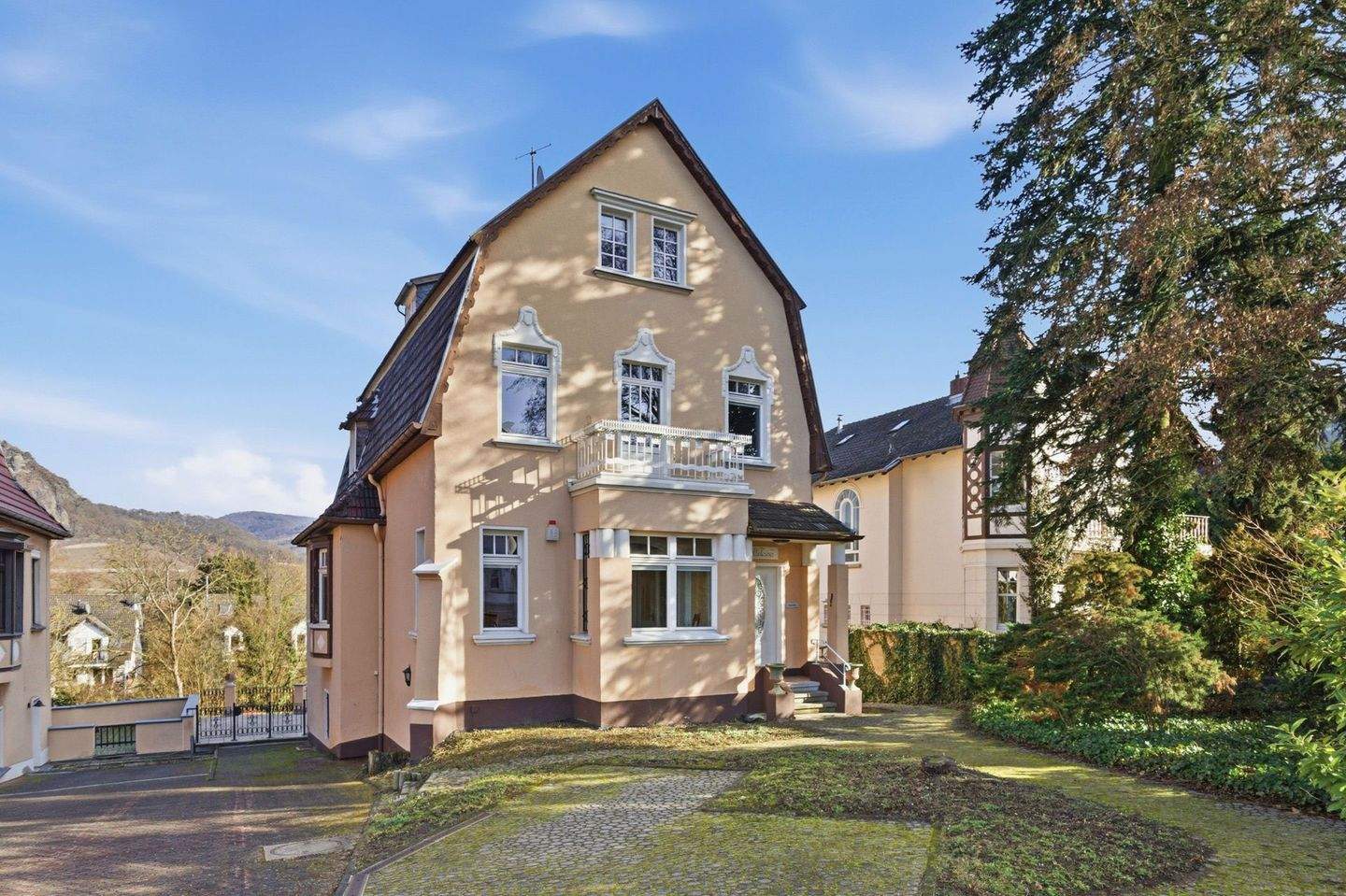 Repräsentative Gründerzeitvilla mit malerischer Aussicht auf das Siebengebirge – Bonn – Bild 1 von 9