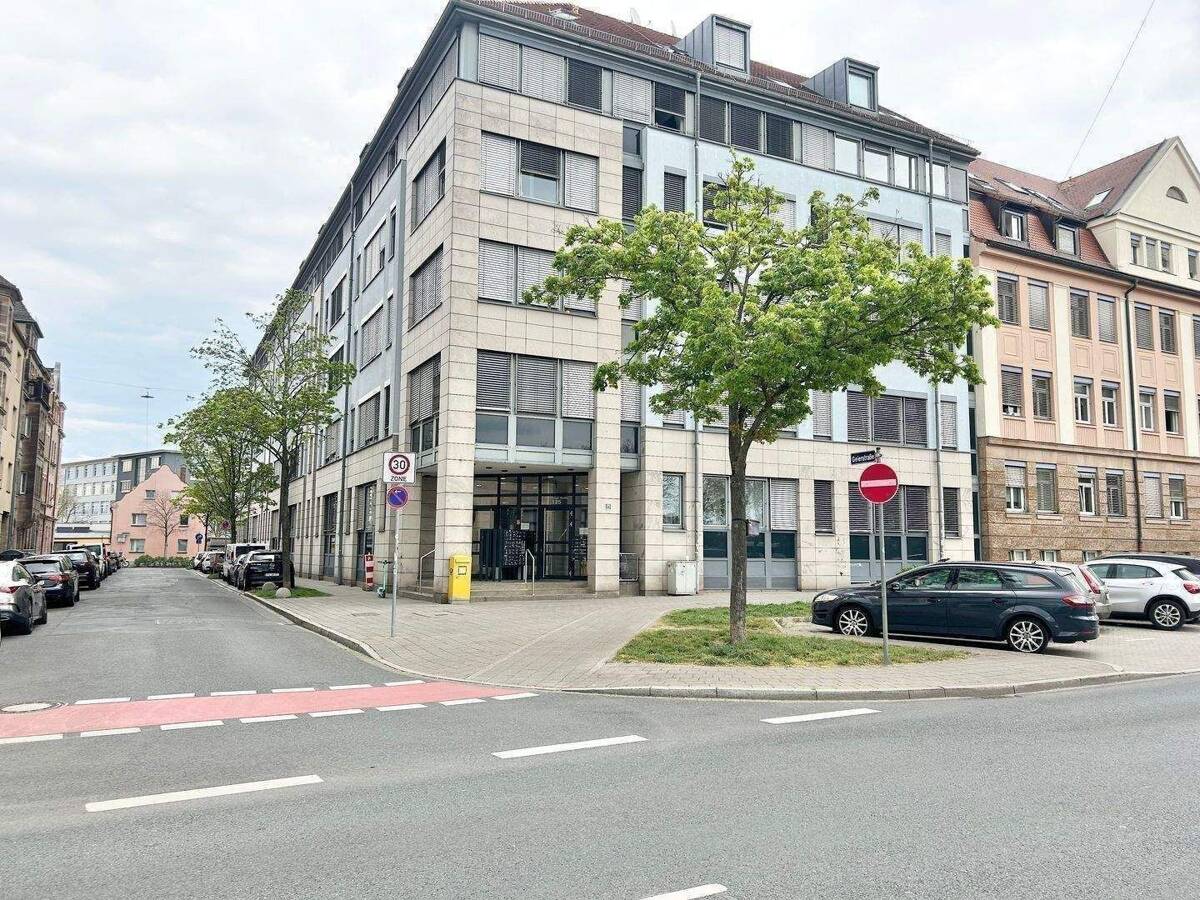 ***TOP-INVESTMENT 4,5 % RENDITE*** VOLL MÖBLIERTE 1 ZIMMER WOHNUNG INKLUSIVE KFZ-STELLPLATZ – 90762 Fürth – Bild 1 von 9